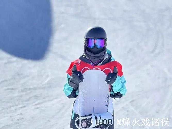 武绍桐摘得单板滑雪世界杯卡尔加里站银牌 武绍桐摘得单板滑雪世界杯卡尔加里站银牌