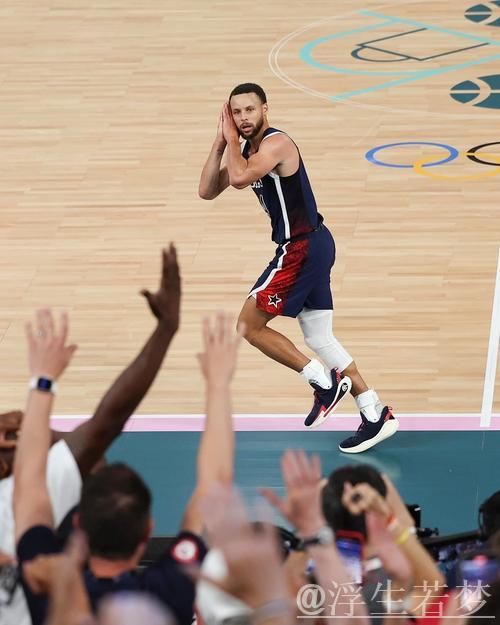 库里飞身溜底线,上演精彩反篮得分 库里飞身溜底线,上演精彩反篮得分