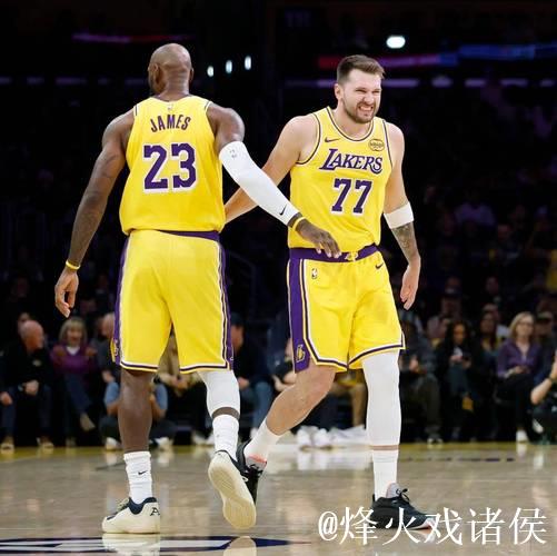 詹姆斯29+9难救主,东契奇39分鲍尔30+11,黄蜂大胜湖人 詹姆斯29+9难救主,东契奇39分鲍尔30+11,黄蜂大胜湖人