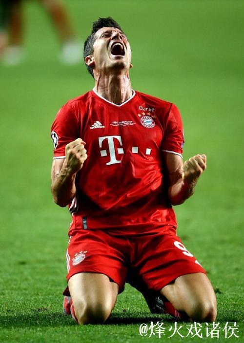 拜仁官方：莱万左膝胫骨骨裂，预计缺阵四周比赛